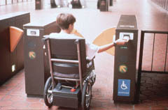 Foto de una persona en silla de ruedas entrando al metro.