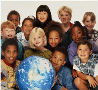 Foto de una serie de niños de todas las razas junto a un globo terráqueo. Foto extraida de un cartel del sitio: www.harunyahya.com