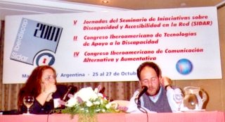 Foto de Alejandro Schinca, hablando en lugar de Norma Toucedo, y Graciela Caplan durante el módulo de contenidos.