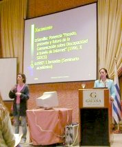 Foto: Emmanuelle Gutiérrez y Restrepo presentando la trayectoria del SIDAR junto a la intérprete de lengua de signos.