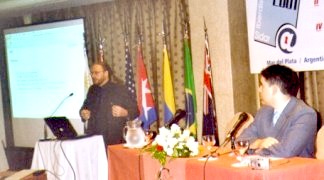 Foto de Charles McCathieNevile y de Rafael Romero durante la intervención del primero.