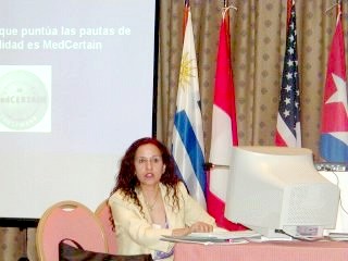 Foto de Diana Fernández Salazar haciendo su presentación.