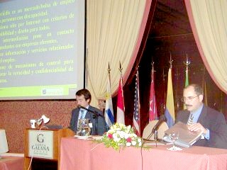 Foto de Ricardo Gaitán presentando Mercadis. Aparece también el moderador del módulo, José Félix Sanz.