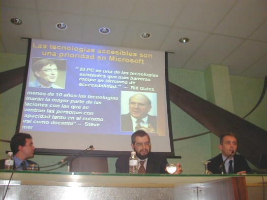 Foto de un momento de la intervención de José Romero: De izquierda a derecha, Carlos Rebate, Claudio Segovia y José Romero.