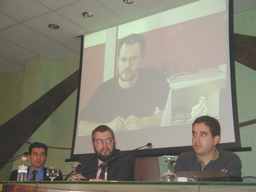Foto de un momento del módulo 4: De izquierda a derecha Carlos Rebate, Claudio Segovia, Rafael Romero y en la pantalla Jesús García participando a través de videoconferencia.