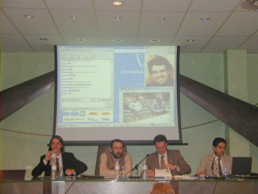 Foto de un momento del módulo sobre usabilidad: De izquierda a Derecha, Miguel Arias, Javier Romañach, Loïc Martínez Normand y Rafael Romero. En la pantalla la imagen de César Martín con quien se estableció un chat.