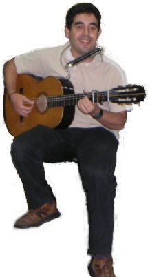 Rafael Romero tocando la guitarra.