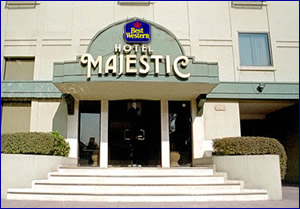 Foto del acceso a un hotel.