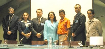 Foto: de izquierda a derecha, Claudio Segovia, coordinador del G1; Graciela Caplan, coordinadora del G2; Loïc Martínez Normand, Presidente de la Fundación Sidar; Emmanuelle Gutiérrez, Vicepresidenta de la Fundación y Coordinadora General del Seminario; Edgard Carmona, Coordinador del G4; Carlos Benavídez, coordinador del G3; y Rafael Romero, coordinador de ACCESOWEB.