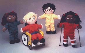 Foto de cuatro muñecas de trapo representando a personas con y sin discapacidad.