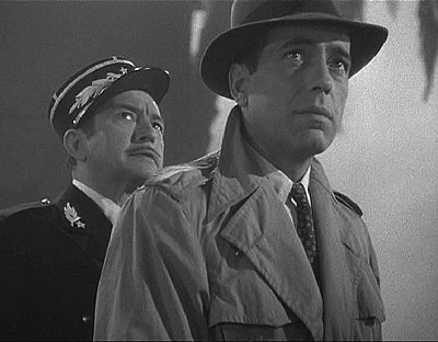 Rick y Renaul miran hacia... (personajes de la película Casablanca)