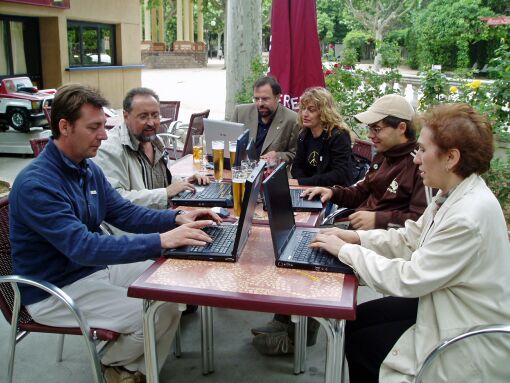 Personas conectadas a Internet en el bar de un parque.